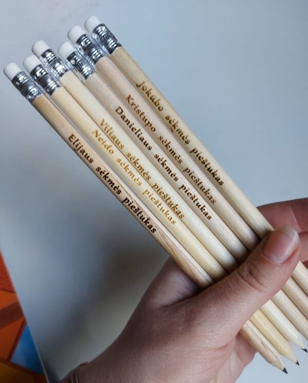 Graviruoti mediniai pieštukai