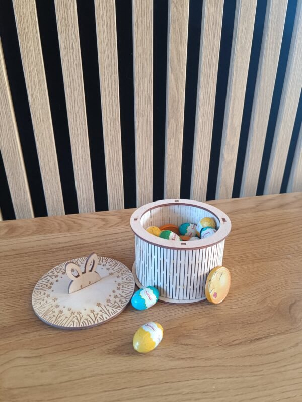 2026/03/1000009409-scaled.jpg Medinė saldainių dėžutė kiškis