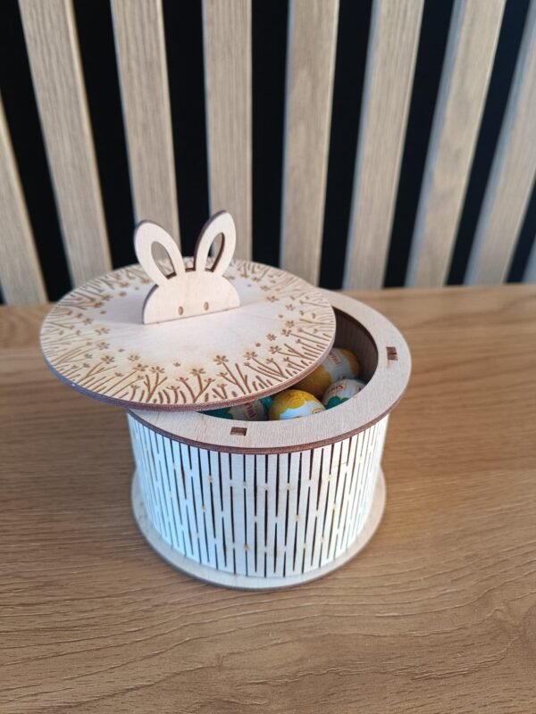 2026/03/1000009411-scaled.jpg Medinė saldainių dėžutė kiškis