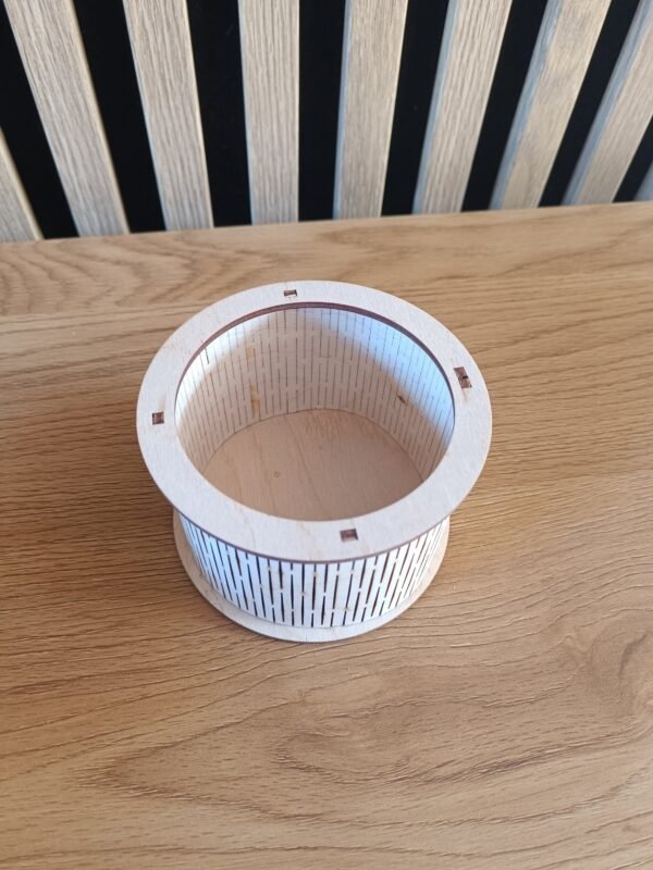 2026/03/1000009412-scaled.jpg Medinė saldainių dėžutė kiškis