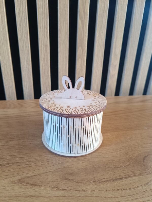 2026/03/1000009414-scaled.jpg Medinė saldainių dėžutė kiškis